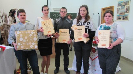 Uczestnicy konkursu z dyplomami