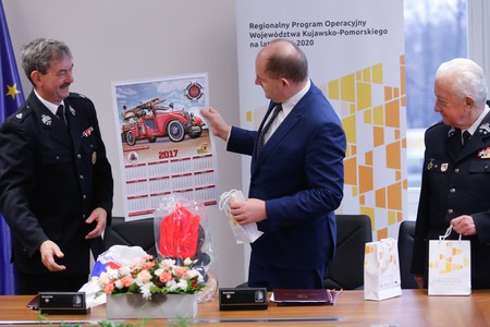 Umowę o dofinansowaniu projektu podpisali marszałek Piotr Całbecki oraz dyrektor zarządu oddziału wojewódzkiego Związku OSP RP Piotr Tomaszewski, fot. Mikołaj Kuras