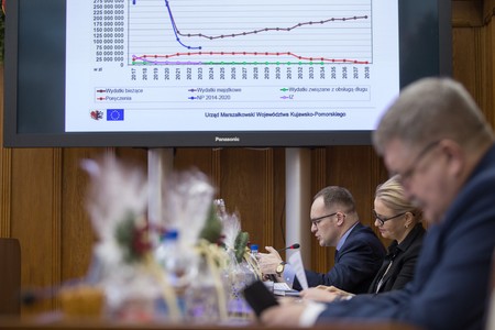 Budżet 2017 prezentuje skarbnik województwa Paweł Adamczyk, fot. Szymon Zdziebło/tarantoga.pl