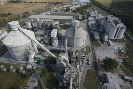 W podregionie inowrocławskim działa zakład francuskiej firmy Lafarge, produkującej materiały budowlane, fot. Andrzej Goiński