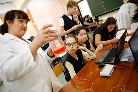 W ostatnich latach wyposażyliśmy szkoły między innymi w 4,5 tysiąca nowoczesnych tablic interaktywnych oraz kilkanaście mobilnych pracowni do nauki przedmiotów przyrodniczych, fot. Mikołaj Kuras