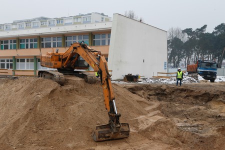 Roboty ziemne, rozbiórki i wyburzenia – na budowie Wojewódzkiego Szpitala Zespolonego prace trwają mimo niesprzyjającej aury; fot. Mikołaj Kuras
