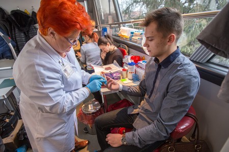 Akcja poboru krwi przed Urzędem Marszałkowskim, fot. Szymon Zdziebło/Tarantoga.pl