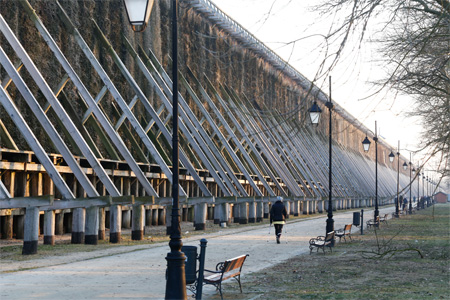 Ciechocinek: Jeśli ktoś dotąd pod ciechocińskie tężnie nie trafił, powinien to uczynić niezwłocznie, bo warto; fot. Mikołaj Kuras