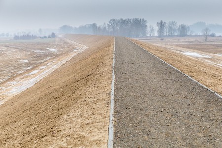 Zmodernizowany wał przeciwpowodziowy Niziny Ciechocińskiej w rejonie Ciechocinka, fot. Szymon Zdziebło/tarantoga.pl dla UMWKP
