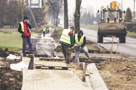 Efekt Drogowej Inicjatywy Samorządowej 2016 to między innymi nowy chodnik w Podzamku Golubskim, fot. Andrzej Goiński