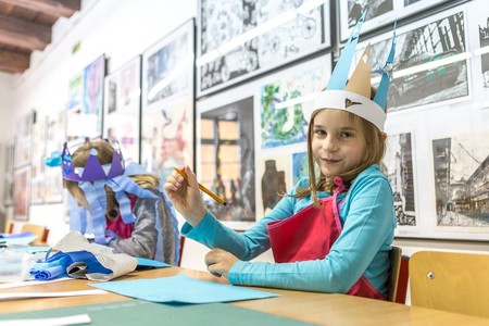 Zajęcia plastyczne „Zimowe korony” w Galerii i Ośrodku Plastycznej Twórczości Dziecka, fot. Szymon Zdziebło/tarantoga.pl