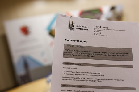 Konferencja prasowa marszałka Piotra Całbeckiego, któremu towarzyszą wicedyrektor Małgorzata Wiśniewska z Dep. Spraw Społecznych i Zdrowia oraz Michał Heller i Bartosz Wojtaczka z Wydziału Programowania Europejskiego; fot. Mikołaj Kuras dla UMWKP