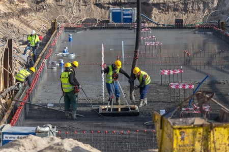 Operacja wylewania betonu pod fundamenty nowego budynku głównego, fot. Szymon Zdziebło/tarantoga.pl dla UMWKP