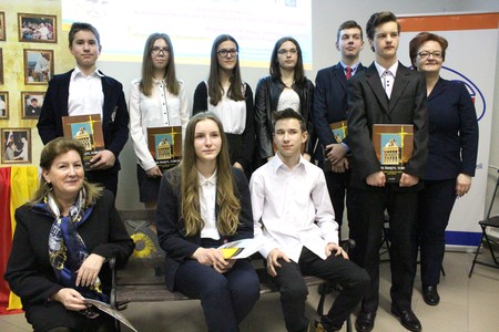 Laureaci konkursu oraz przewodniczące komisji nr 3 M. Kowalczyk-Przybytek i komisji nr 5 A. Gabryelczyk