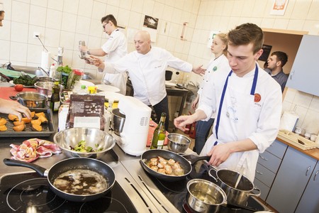 Pracownia dla przyszłych kucharzy w Zespole Szkół CKP w Grubnie, fot. Andrzej Goiński
