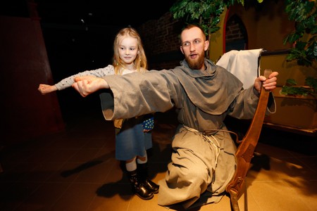 Interaktywny pokaz w Domu Legend Toruńskich w ramach akcji „Poznaj swój region z przewodnikiem”, fot. Mikołaj Kuras