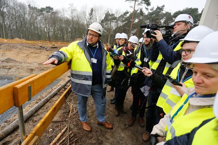 Spotkanie marszałka Piotra Całbeckiego z przedstawicielami mediów na budowie szpitala na Bielanach, fot. Mikołaj Kuras dla UMWKP
