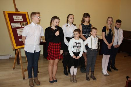 Montaż słowno-muzyczny - uczniowie Zespołu Szkół w Mycielewie