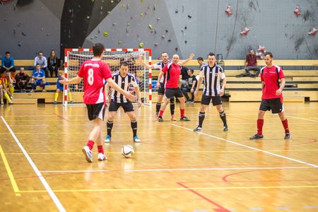 Mecz grupowy Mazowieckie - Kujawsko-Pomorskie podczas Halowych Mistrzostw Polski Urzędów Marszałkowskich w Piłce Nożnej w Toruniu, fot. Szymon Zdziebło/tarantoga.pl