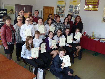 uczestnicy konkursu z nagrodami i dyplomami