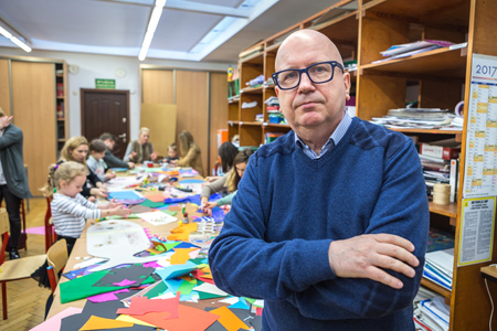 Dariusz Delik prowadzi sobotnie poranki plastyczne, fot. Szymon Zdziebło/tarantoga.pl dla UMWKP