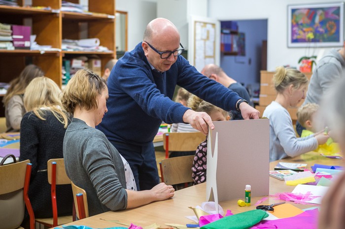 Dariusz Delik prowadzi sobotnie poranki plastyczne, fot. Szymon Zdziebło/tarantoga.pl dla UMWKP