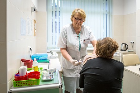 W ubiegłym roku z bezpłatnych szczepień przeciw pneumokokom skorzystało 600 seniorów i 2,5 tysiąca maluchów, fot. Szymon Zdziebło/Tarantoga.pl