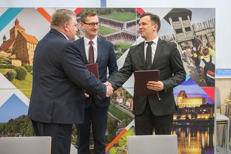 Uroczystość podpisania umowy z wykonawcą przebudowy drogi wojewódzkiej nr 265, fot. Szymon Zdziebło/Tarantoga.pl