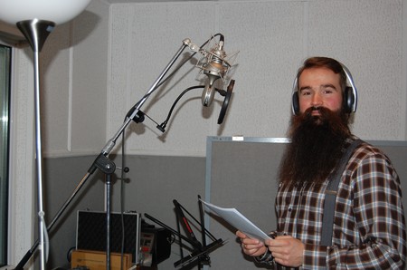 Autor innowacji pedagogicznej Adam Bojar na nagraniu w studiu