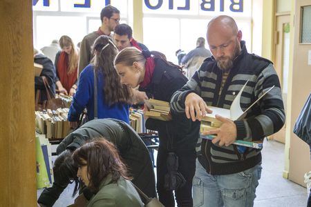Jedną z propozycji Książnicy Kopernikańskiej w Toruniu podczas „Majówki z kultura i sztuką” jest kiermasz książek w filii nr 12 przy ulicy Fałata, fot. Szymon Zdziebło/tarantoga.pl