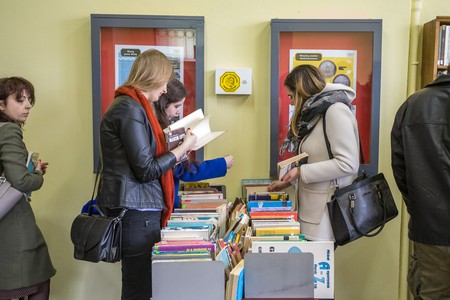 Kiermasz książek w filii Książnicy Kopernikańskiej przy ulicy Fałata w Toruniu, fot. Szymon Zdziebło/Tarantoga.pl