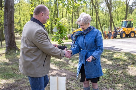 Wiosenna akcja sadzenia drzew w Parku Tysiąclecia z udziałem mediów, fot. Szymon Zdziebło/tarantoga.pl