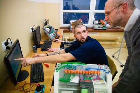 Wsparcie trafi między innymi na zakup wyposażenia do pracowni nauki zawodu, fot. Jacek Smarz