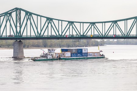 Barka pod mostem we Włocławku, fot. Szymon Zdziebło/Tarantoga.pl