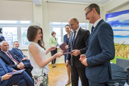 Uroczystość wręczenia umów o dofinansowanie projektów w Urzędzie Marszałkowskim, fot. Szymon Zdziebło/Tarantoga.pl