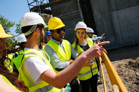 Budowa nowego kompleksu szpitala na Bielanach cieszy się dużym zainteresowaniem; na zdjęciu grupa zwiedzających plac budowy studentów Politechniki Poznańskiej, fot. Mikołaj Kuras dla UMWKP