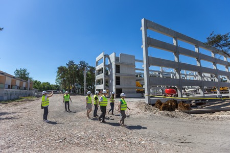 Zwiedzanie budowy szpitala, Fot. Szymon Zdziebło/tarantoga.pl dla UMWKP