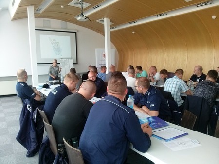 M. Jankowska-Polus prowadzi zajęcia w czasie szkolenia Rola funkcjonariuszy Policji w przeciwdziałaniu przemocy w rodzinie w środowisku lokalnym, Sępólno Krajeńskie, 25.05.2017 r. , fot. Biuro Wsparcia Rodziny i Przeciwdziałania Przemocy