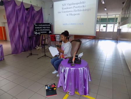 Recytacja nagrodzonych wierszy przez uczestniczkę konkursu