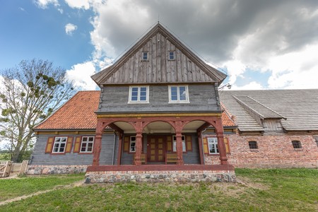 Park składa się z zabytkowych budynków przeniesionych z różnych miejsc w Dolinie Dolnej Wisły, fot. Szymon Zdziebło/Tarantoga.pl