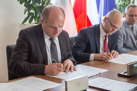 Marszałek Piotr Całbecki i prezes Kujawsko-Pomorskiego Funduszu Rozwoju Przemysław Woliński podpisali umowę, na którą czekają przedsiębiorcy; fot. Szymon Zdziebło/tarantoga.pl dla UMWKP