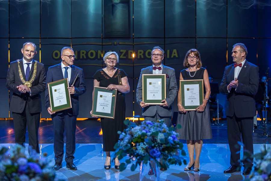 Kategoria: Ochrona zdrowia – od lewej: dr hab. Maciej Słupski oraz  dr n. med. Małgorzata Całbecka, dr n. med. Grzegorz Charliński, Aleksandra Urban (liderzy zespołów personelu medycznego Specjalistycznego Szpitala Miejskiego im. M. Kopernika w Toruniu), fot. Szymon Zdziebło/tarantoga.pl