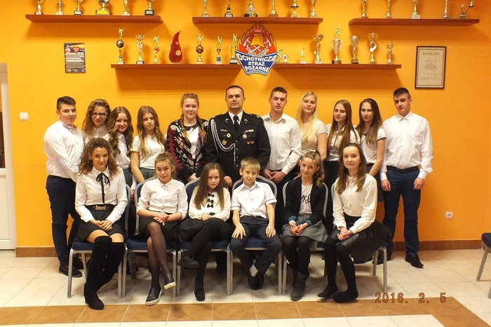 Dziewczyny i chłopcy ze strażackiej młodzieżówki, fot. z arch. OSP Krzyżówki