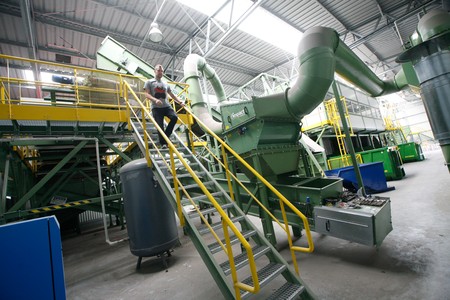 Linia do sortowania odpadów w Niedźwiedziu w powiecie wąbrzeskim, fot. Andrzej Goiński