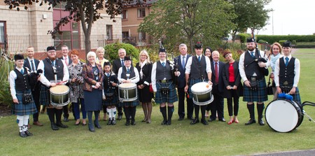 Delegacja Województwa Kujawsko-Pomorskiego pod przewodnictwem Wicemarszałek Anety Jędrzejewskiej w otoczeniu przedstawicieli regionalnej administracji Fife oraz członków zespołu dudziarzy - Methilhill Community Pipe Band, w Levenmouth, gdzie znajduje się tablica pamiątkowa poświęcona Cichociemnym.