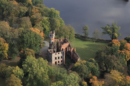 Warto zobaczyć: zespół pałacowo-parkowy w Runowie Krajeńskim (32 km od Nakła) z malowniczymi ruinami zamku/pałacu, fot. Daniel Pach