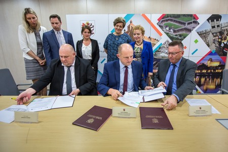 Uroczystość podpisania umowy z wykonawcą robót budowlanych, fot. Szymon Zdziebło/Tarantoga.pl