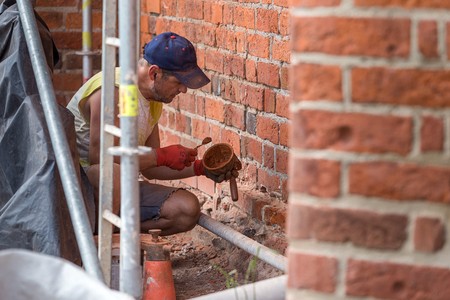 Prace przy konserwacji elewacji prezbiterium i korpusu kościoła św. Mikołaja Biskupa w Papowie Toruńskim, fot. Szymon Zdziebło/Tarantoga.pl