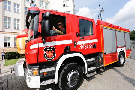 Uroczystość przekazania sprzętu strażakom z OSP przed Urzędem Marszałkowskim w Totuniu, fot. Mikołaj Kuras