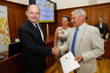 Wójt gminy Łysomice Piotr Kowal odebrał z rąk marszałka Piotra Całbeckiego umowę na dofinansowanie termomodernizacji budynku Urzędu Gminy, fot. Mikołaj Kuras