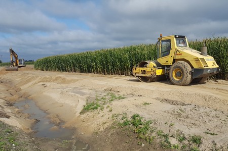 Wykonawca przebudowy drogi ze Stolna do Wąbrzeźna kontynuuje poszerzanie pasa drogowego, fot. Trakcja PRKiI