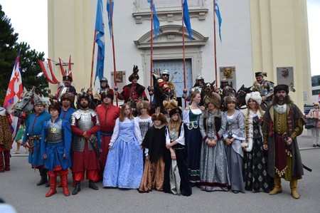 Członkowie Chorągwi Husarskiej Województwa Kujawsko-Pomorskiego podczas prezentacji na wzgórzu Kahlenbergu