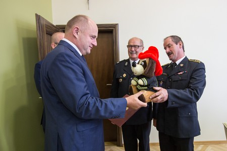 W dzisiejszym spotkaniu z marszałkiem Piotrem Całbeckim uczestniczyli przedstawiciele OSP Unisław Józef Rajchowski i Dariusz Traczyk oraz wójt gminy Unisław Jakub Danielewicz, fot. Szymon Zdziebło/Tarantoga.pl