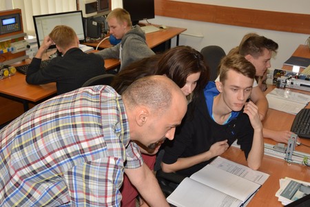 W pierwszych zajęciach w laboratoriach UMK uczestniczyli uczniowie z Zespołu Szkół Ponadgimnazjalnych w Świeciu, fot. Winicjusz Drozdowski